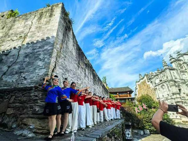 秋游三门塘：侗寨古韵与千人狂欢的交织
