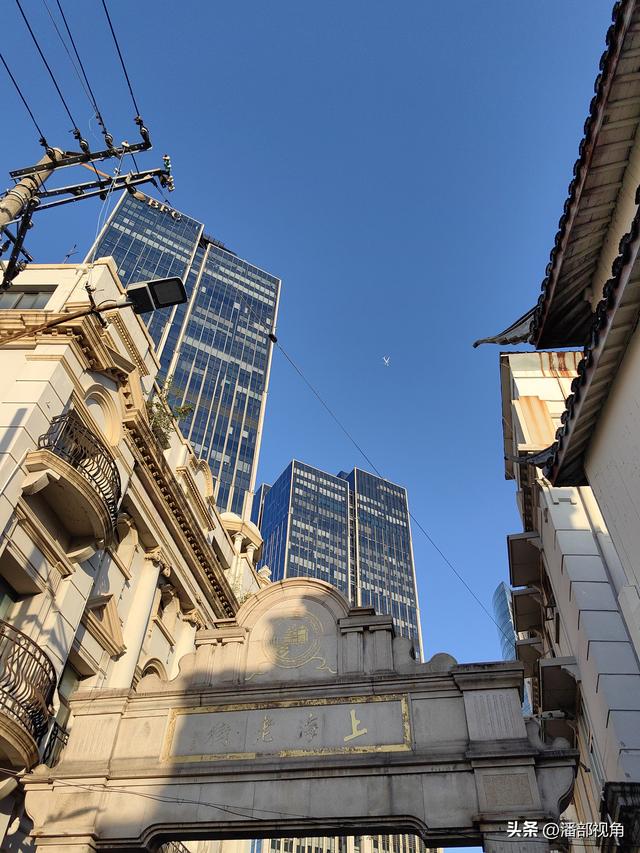 冬日暖阳里的上海街景