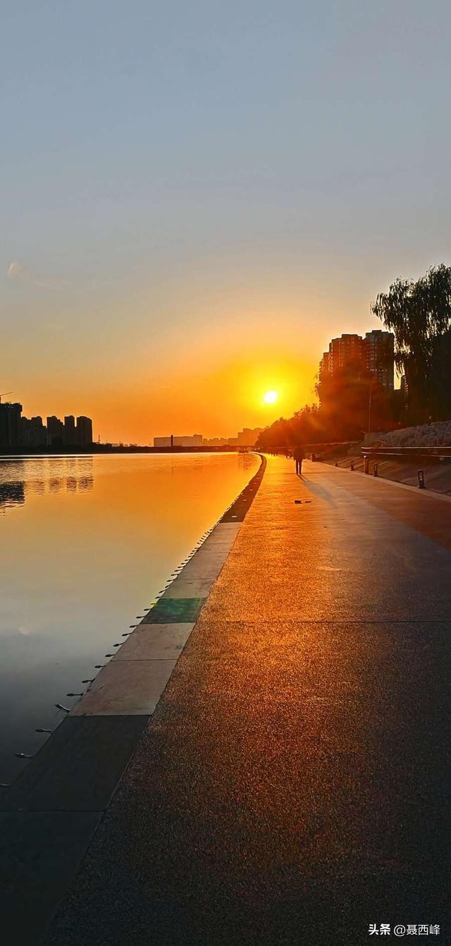 诗一首:日落咸阳湖