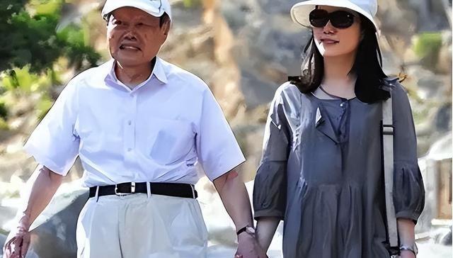 杨振宁告别仪式上，49岁翁帆近照曝光，原来杜致礼亲妹真的没说错