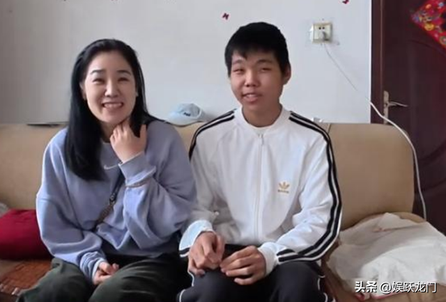 寻亲遇亲叔后续：空手上门、晚辈先动筷，网友曝靠诋毁中国赚外币