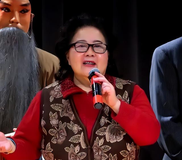 吃里爬外，永不回国？她带领30名演员选择留美，如今年过花甲归来