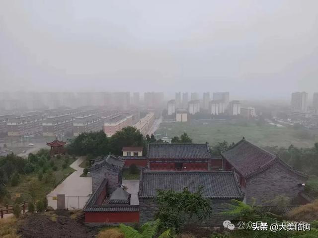 雨后的早上登临朐县城的粟山，眺望县城