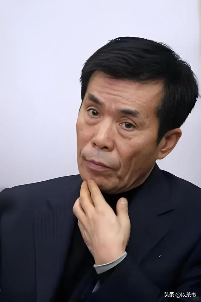 77岁何庆魁自爆已再婚：去年领证妻子比他年轻，直言需要被照顾