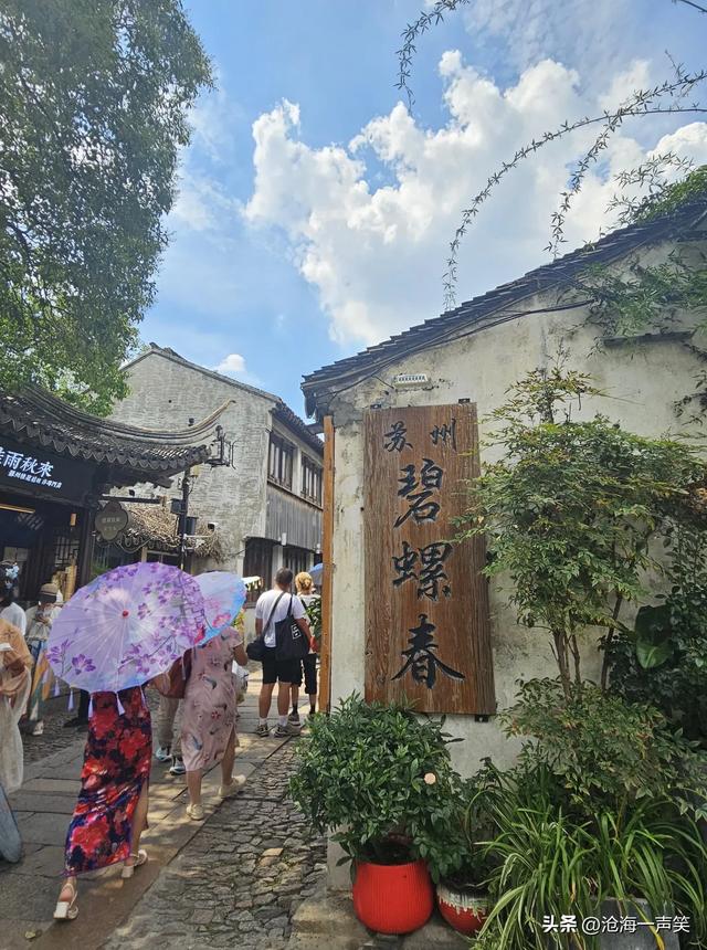 苏州平江路宁静与喧嚣，宁静的是悠久的历史，喧嚣的是攒动的人群