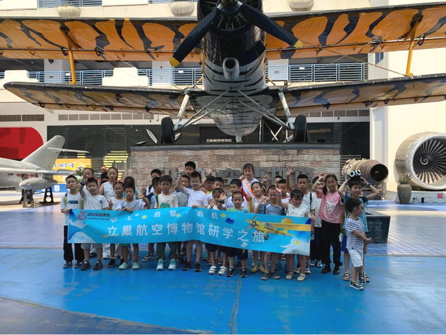 武侯区图书馆航空研学：开启“科普体验+模拟飞行”立体课堂
