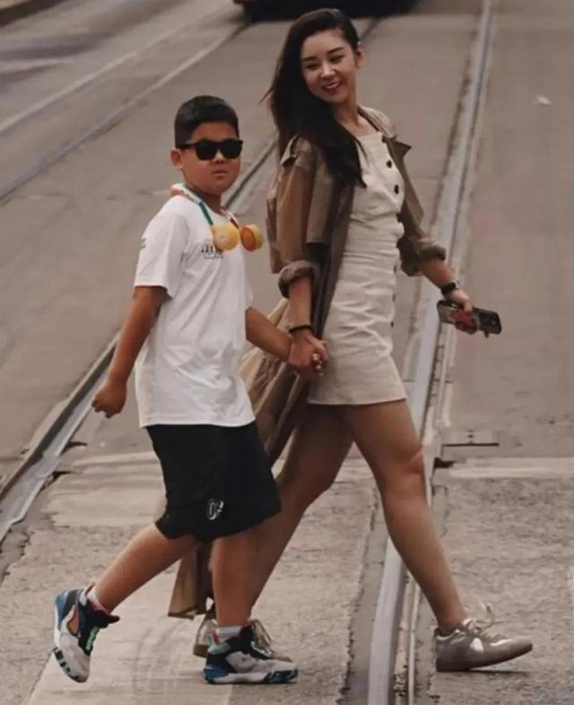 40岁李小萌北京逛街，开五六百万劳斯莱斯，王雷大连富二代不差钱