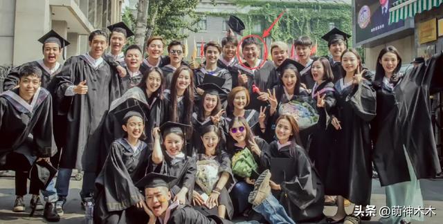 闫学晶儿子被持续举报！毕业大合影曝光，疑似侵占名额进入中戏