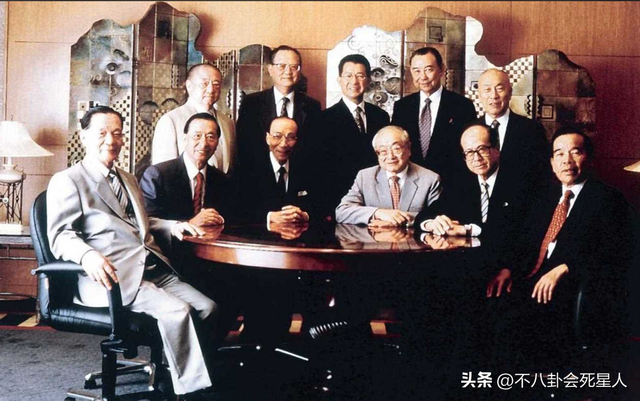 香港四大家族没落：李嘉诚父子撤退，郑裕彤儿子负债李兆基家躺平
