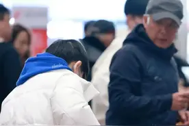 国乒出发新加坡：林诗栋变帅了，王楚钦被围拍，肖导跟莎莎同框了图片