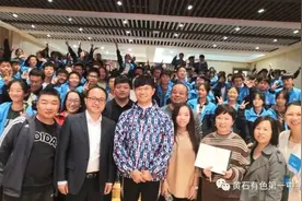 “钓王”邓刚：做自媒体一年头发全白图片