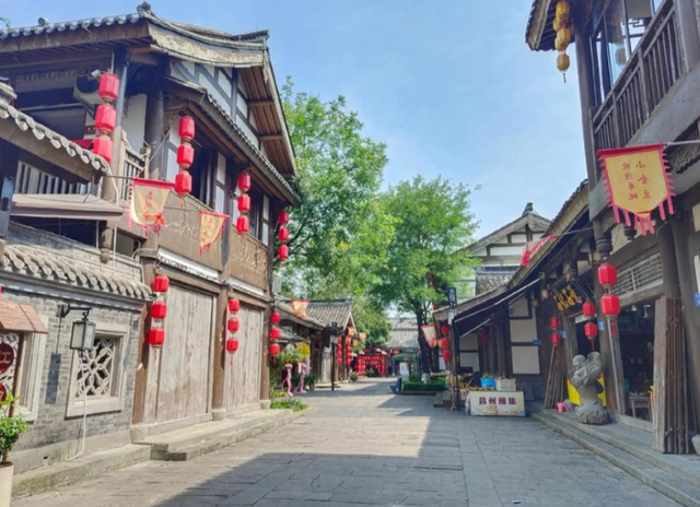 8年烧光50个亿！从人满为患到无人问津，全国古镇为啥批量倒闭？