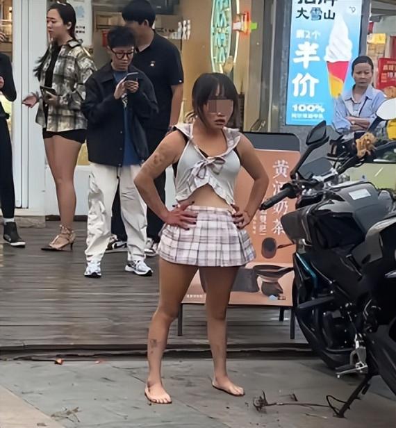 精神小妹砸车后续：当场被警方抬走，目击者透露更多，车主曝真相