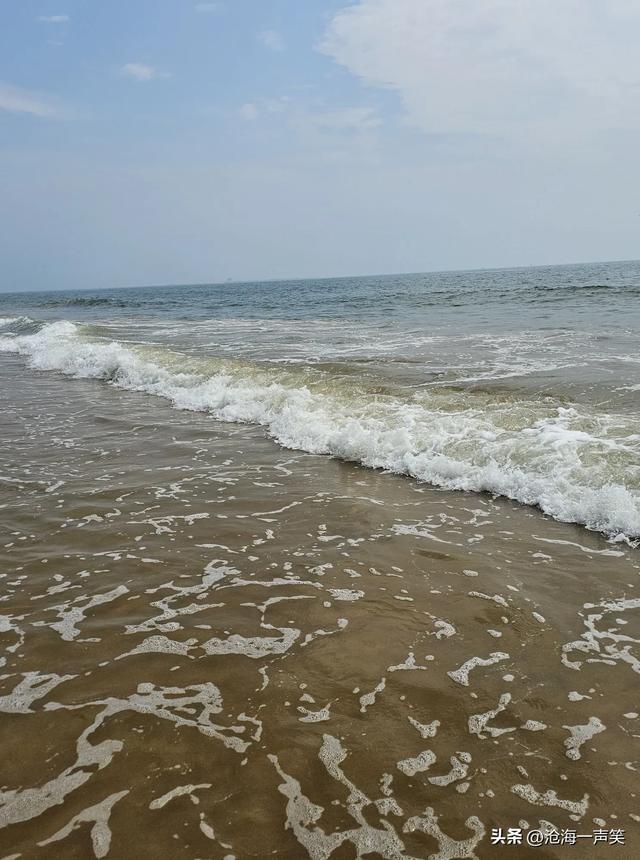 听，海的声音，是汹涌澎湃，是波涛滚滚，是风平浪静，是海风徐徐