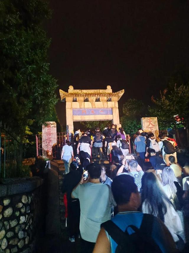 泰山失联20天小伙半月前找到！遗体藏200米悬崖缝，最后画面曝光