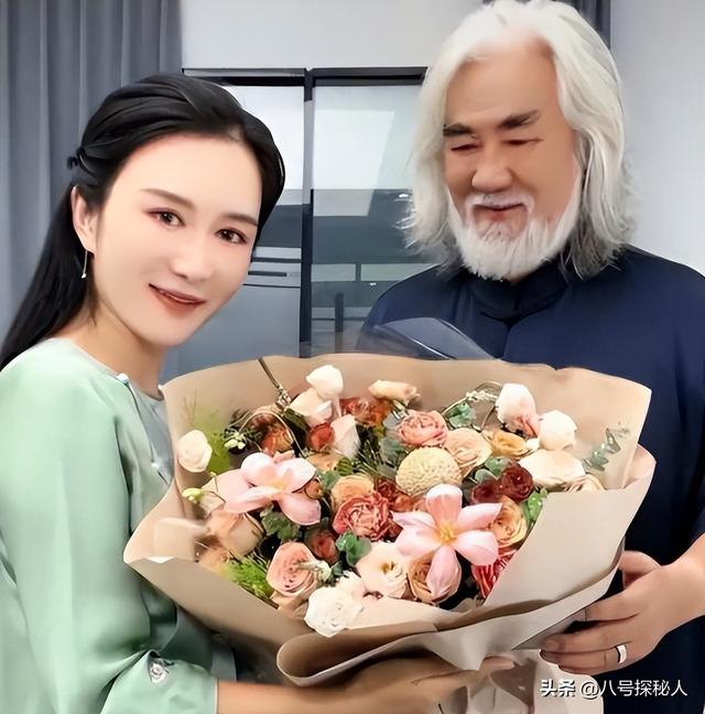 74岁张纪中“服老”了，剃胡须染黑发年轻20岁，和杜星霖更般配
