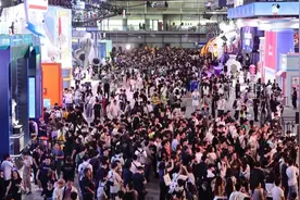人潮汹涌！地铁大客流不断，现场体验或需排队4小时，上海最火的盛会来了，附攻略→图片