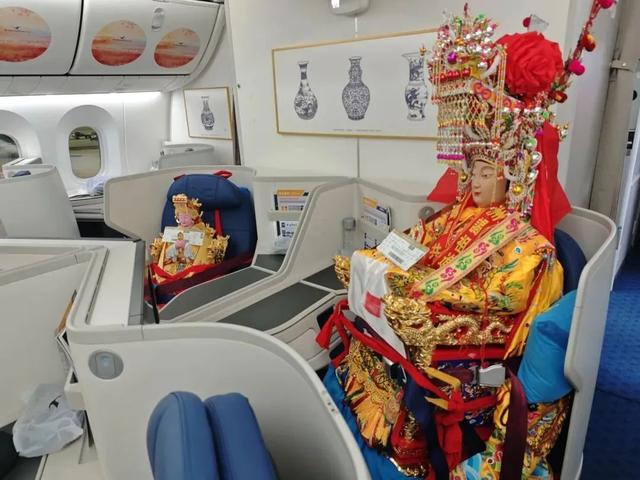 妈祖乘飞机飞往巴黎：两尊神像启程赴法开启中法文化交流新篇章