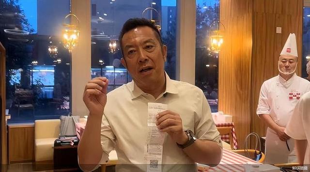 风向转了？贾国龙表态不到1天	，人民日报第三次下场，剑指罗永浩