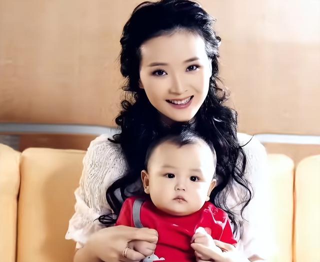 王艳晒19岁儿子近照，球球已经比妈妈高出半个头，长得像妈颜值高