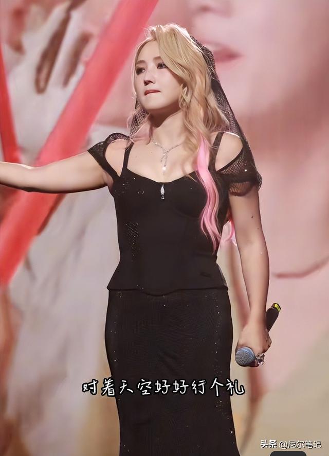 39岁何洁演唱会状态曝光，肚子三层肉腋下勒出副乳，养4娃显疲惫