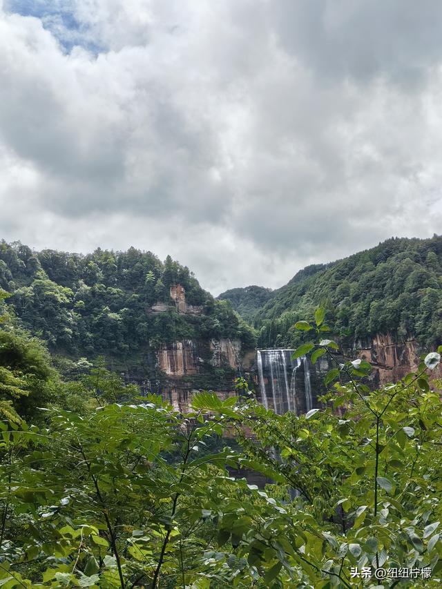 在江津四面山景区看了瀑布爬了梯，又坐了超级滑道听了潺潺流水声