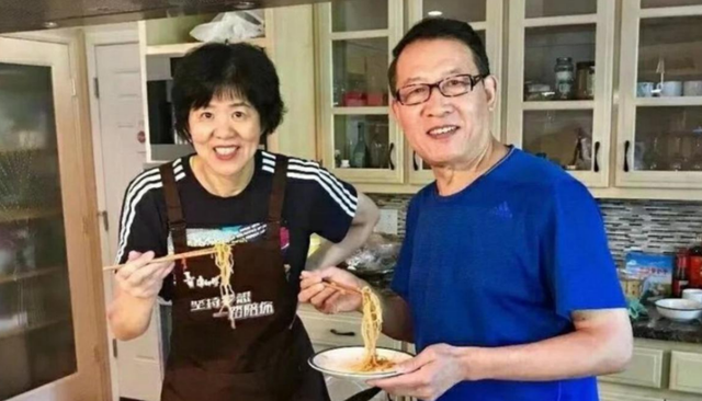 面相变了，从"铁榔头"变成"整容狂"，64岁的郎平为自己的行为买单