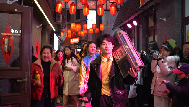 百年街里，四年接力！400万人“扎堆”青岛老城区：新春逛街里，烟火即大局