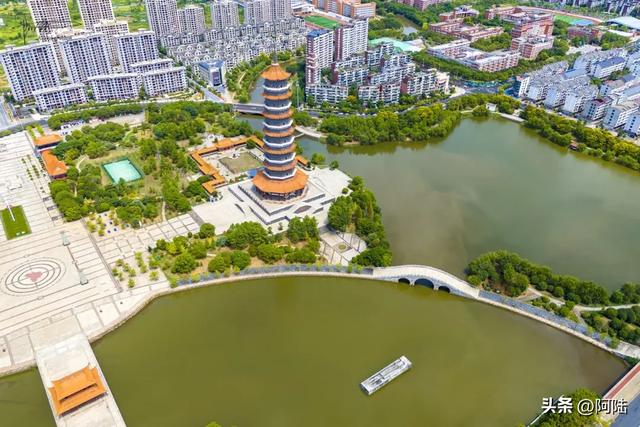 33度的丰水湖公园空寂无人，能直达的公交车线路多得令人惊讶