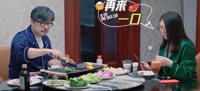 李湘的女儿王诗龄在自家北京小院拍照，配这个色调看上去有点吓人