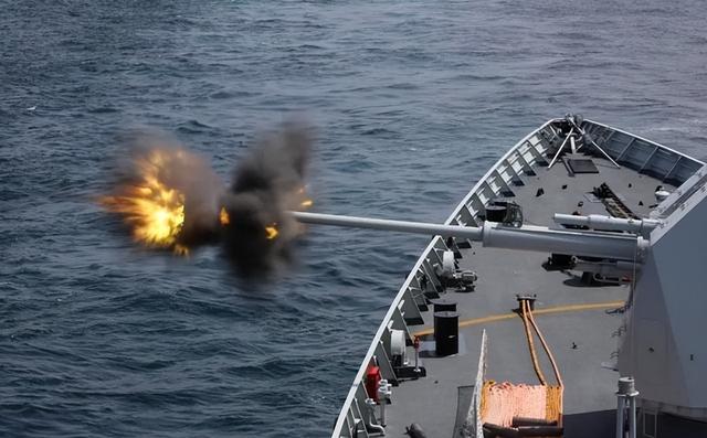 央视最新曝光：中美疑似爆发激烈海上交锋，外舰挑衅被我052D锁定