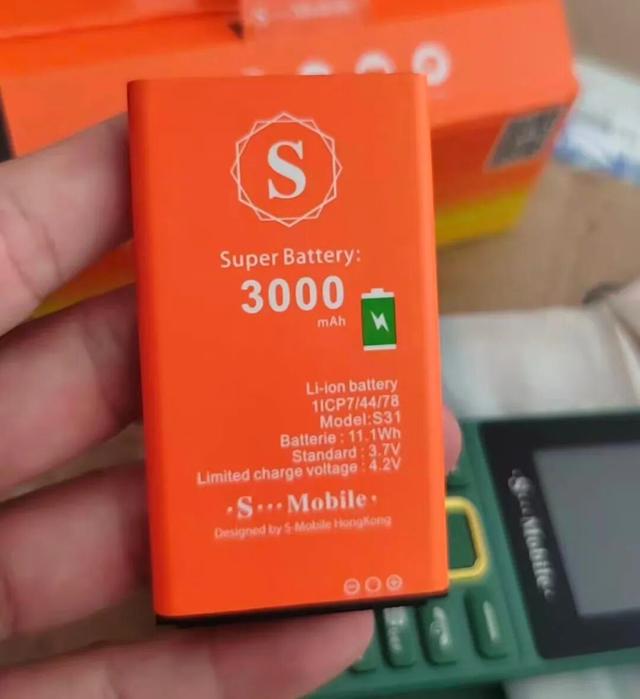 “四卡四待”的洋垃圾手机，外放媲美小音箱，还带手电筒功能