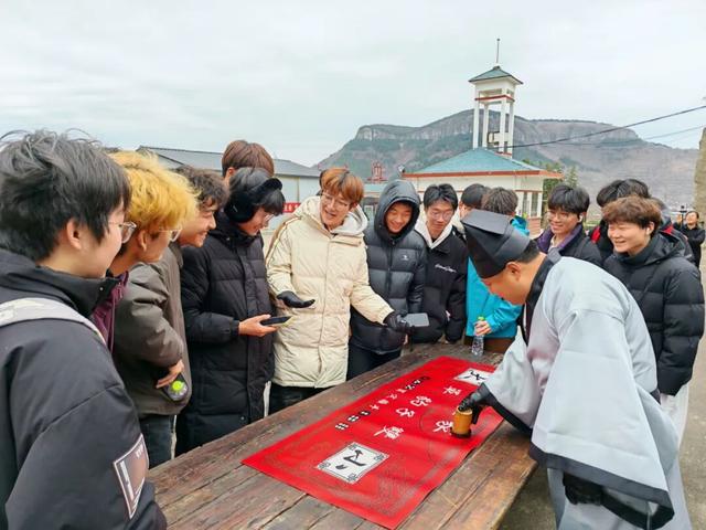 元旦裂谷江湖行，银票好礼兑不停！熊耳山NPC沉浸式互动演艺等你来闯！