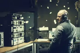 灯泡闪几下，就能1000米之外窃听追踪！你的秘密如何守护？图片