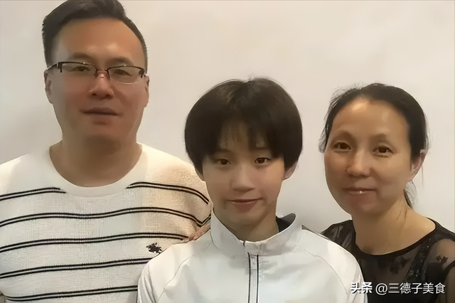 同是冠军父母，陈芋汐父母夸女儿很自律，全红婵母亲却说：胖点好