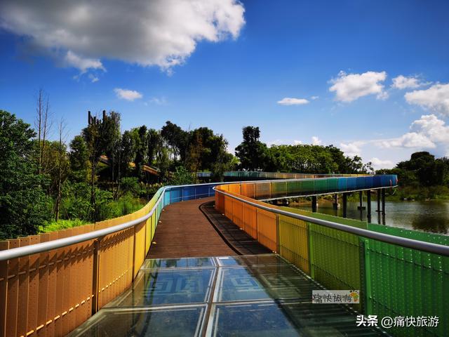 这座自贡宝藏公园不仅有水上玻璃栈道，更有“水帘长廊”瀑布！