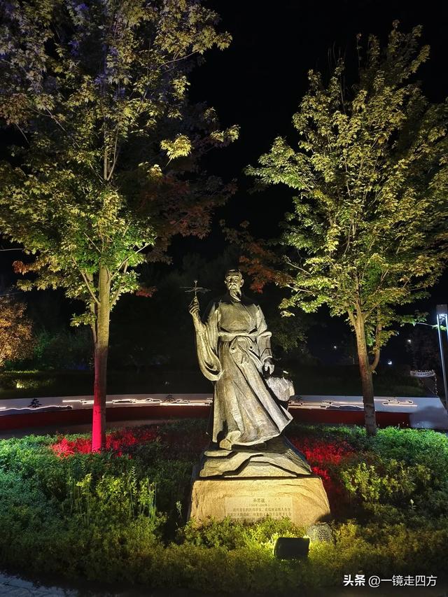 入夜，通化2021年打造的佟佳江旅游度假区灯光亮起，如梦似幻