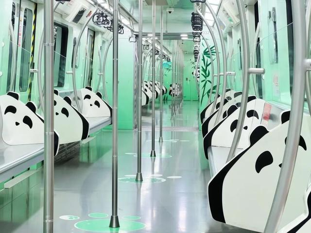 今天坐地铁去看熊猫，再适合不过了！