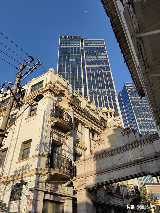 冬日暖阳里的上海街景