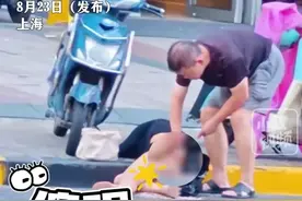 炸裂！女子醉倒路边 陌生男趁机猥亵 现场画面曝光 男子被深扒图片