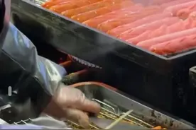 3.15淀粉肠惨遭塌房？成本低廉骨泥制作。图片