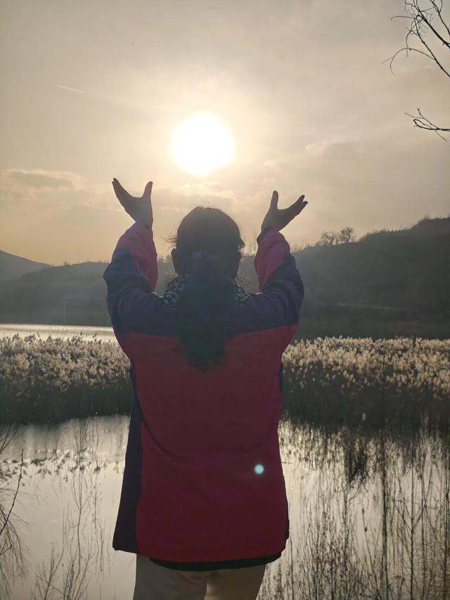 宣化瓦窑头水库芦苇成片，水天一色值得观看