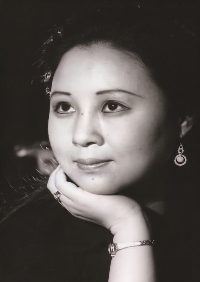 黄晓明公开点名才几天，赵薇近况接连曝光，有一点4年前就注定