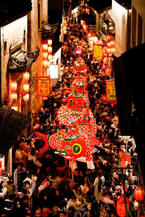 不玩套路的“鸡排哥”，“烟火主理人”的情绪价值有多香？