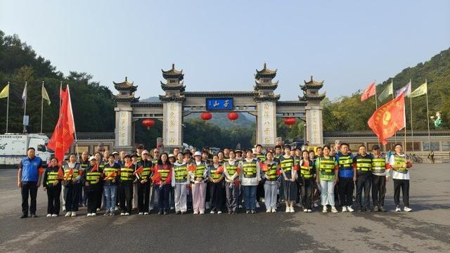志愿者守护千山 以服务绘就文明旅游风景线