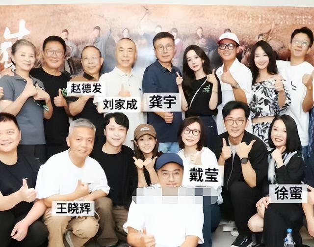 《生万物》庆功宴：迟蓬林永健靠边，杨幂紧挨资方，C位让人意外