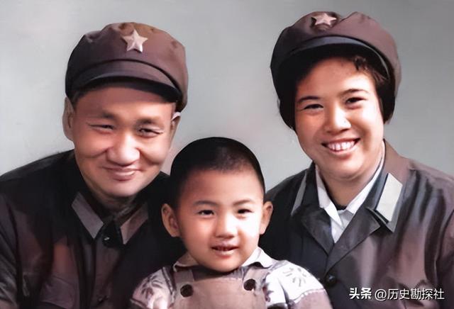 毛岸青81岁生日时的全家福，两个妹妹前来贺寿，儿媳刘滨体贴蹲着