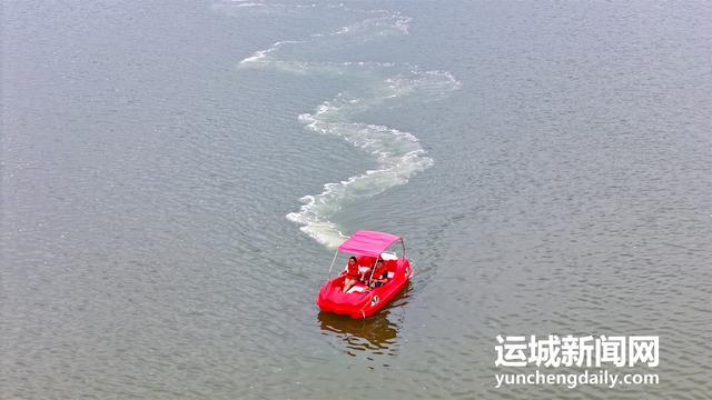 运城盐池：游船穿梭 尽显生态之美