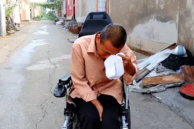 继父把我哥俩养大，他瘫痪被哥哥撵出家门，部队少将的我连夜赶回图片