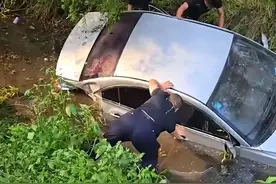 巨响之后，交警冲了过去......图片